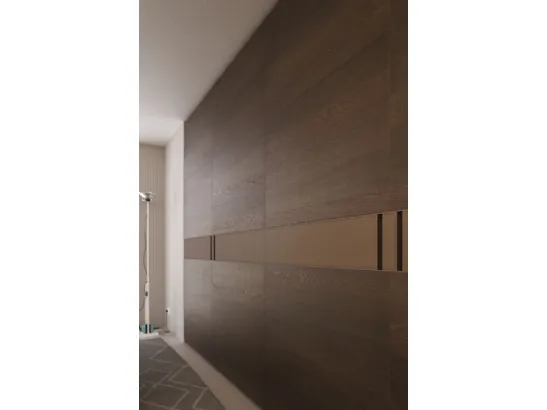 Armadio Cover Wood con ante scorrevoli in Rovere con fascia centrale rivestita in cuoio di Mobilform