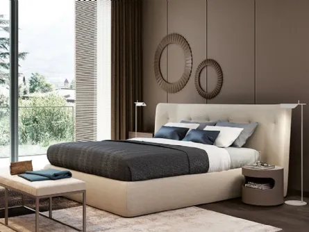 Letto in tessuto con testiera extra large imbottita e contenitore Mythos Large di Mobilform
