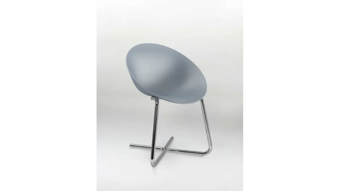 Sedia di design Azhar con scocca in polipropilene e gambe in tubo di acciaio cromato di Casprini