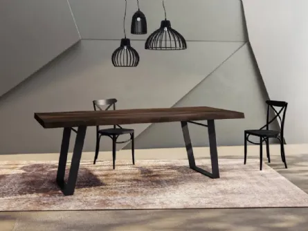 Tavolo Narciso con piano in rovere con bordo effetto scorticato e struttura in metallo di Fratelli Mirandola
