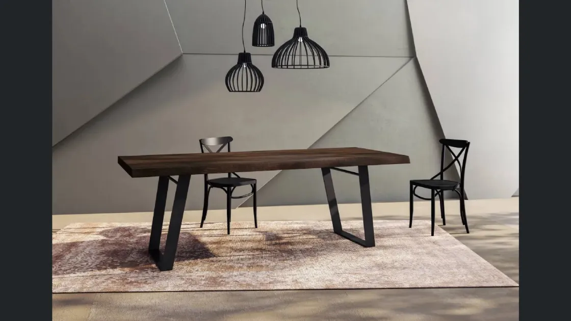 Tavolo Narciso con piano in rovere con bordo effetto scorticato e struttura in metallo di Fratelli Mirandola
